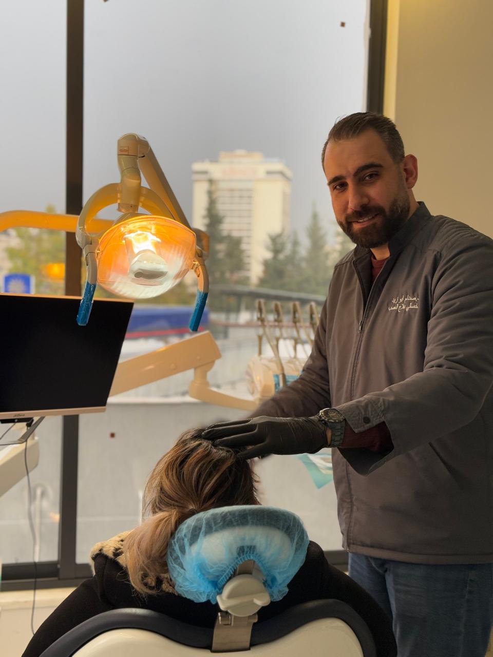 دكتور صدام أبو زيد يعالج مريض